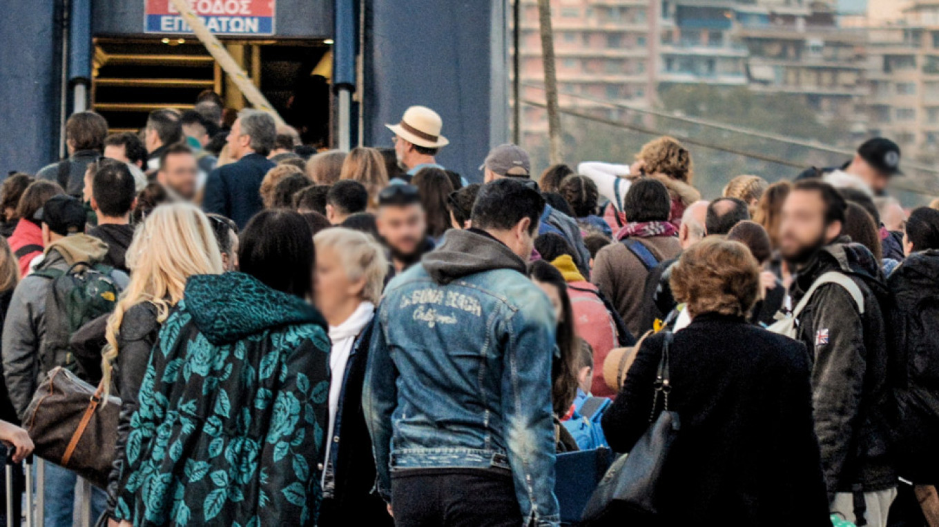 Έξοδος Αγίου Πνεύματος: Φεύγουν για το τριήμερο οι Αθηναίοι, γεμάτα τα πλοία με προορισμό την Πάρο και τη Νάξο - Καλός ο καιρός