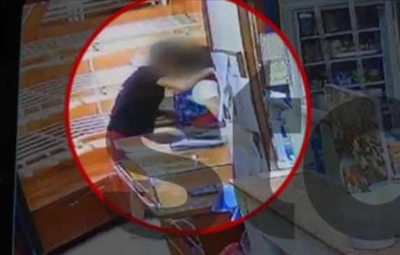 Τρόμος στην Κηφισιά: Ανήλικος ληστής έκανε κεφαλοκλείδωμα σε γυναίκα υπάλληλο φούρνου και άρπαξε χρήματα