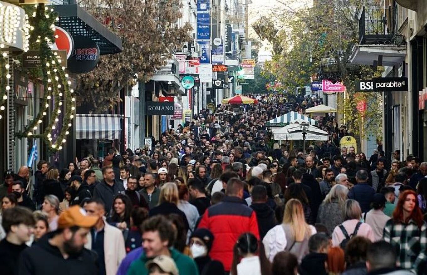 Αρχίζει από αύριο το εορταστικό ωράριο – Ποιες Κυριακές θα είναι τα καταστήματα ανοιχτά