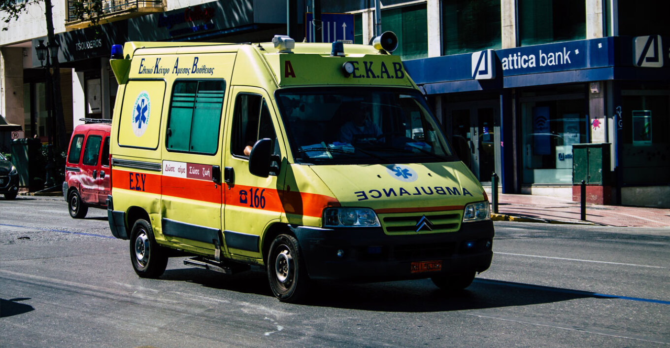 Λεωφορείο συγκρούστηκε με μηχανή στη Γλυφάδα - Σοβαρά τραυματίας ο αναβάτης