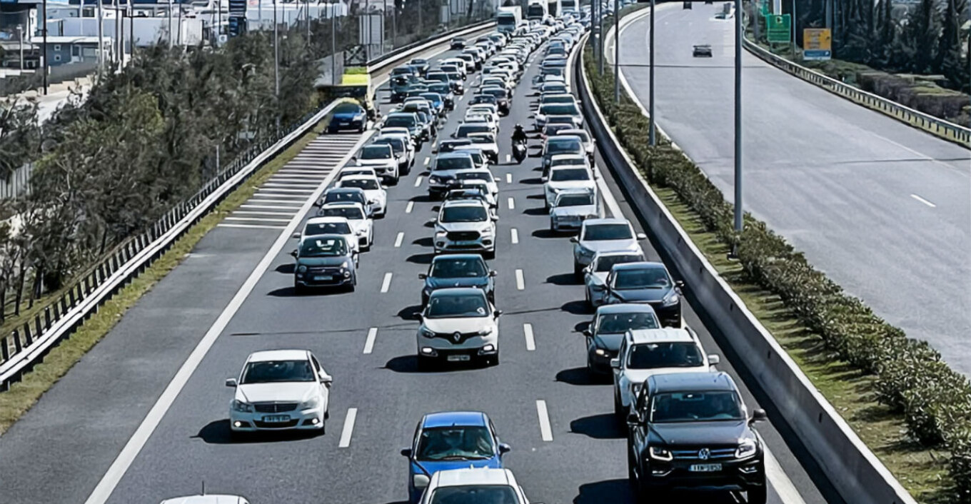 Απροσπέλαστη η Αττική Οδός, έπεσε τσιμέντο στον δρόμο - Τεράστιες καθυστερήσεις στην Κηφισίας, στο κόκκινο ο Κηφισός