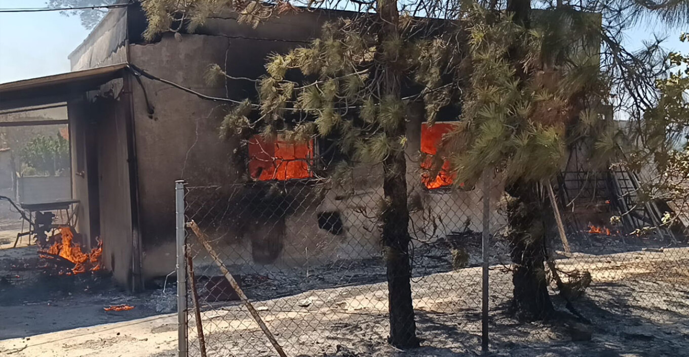 Καίγονται σπίτια από τη φωτιά στην Παλαιά Φώκαια - 112 για εκκενώσεις σε Θυμάρι, Καταφύγι και Χάρακα