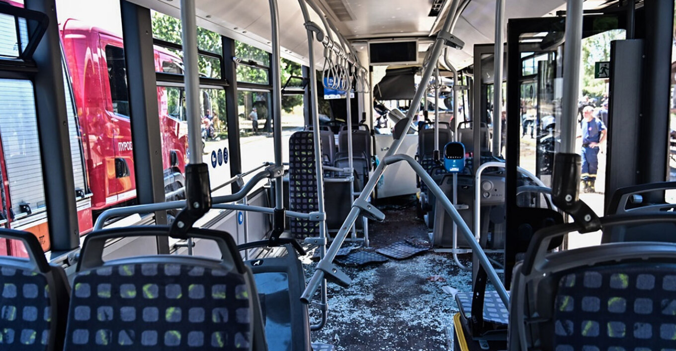 Τροχαίο στη Βούλα: Αδιαθεσία υποστήριξε ότι ένιωσε η οδηγός του ενός λεωφορείου πριν τη σύγκρουση - Δείτε βίντεο