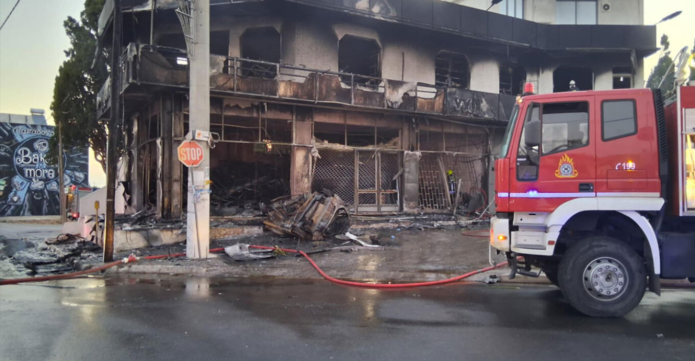 Κορωπί: Με μεγάλη ταχύτητα «καρφώθηκε» στο κατάστημα ο οδηγός που έχασε τη ζωή του