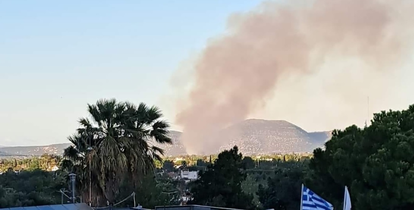 Υπό μερικό έλεγχο η φωτιά στον Μαραθώνα κοντά στο κωπηλατοδρόμιο