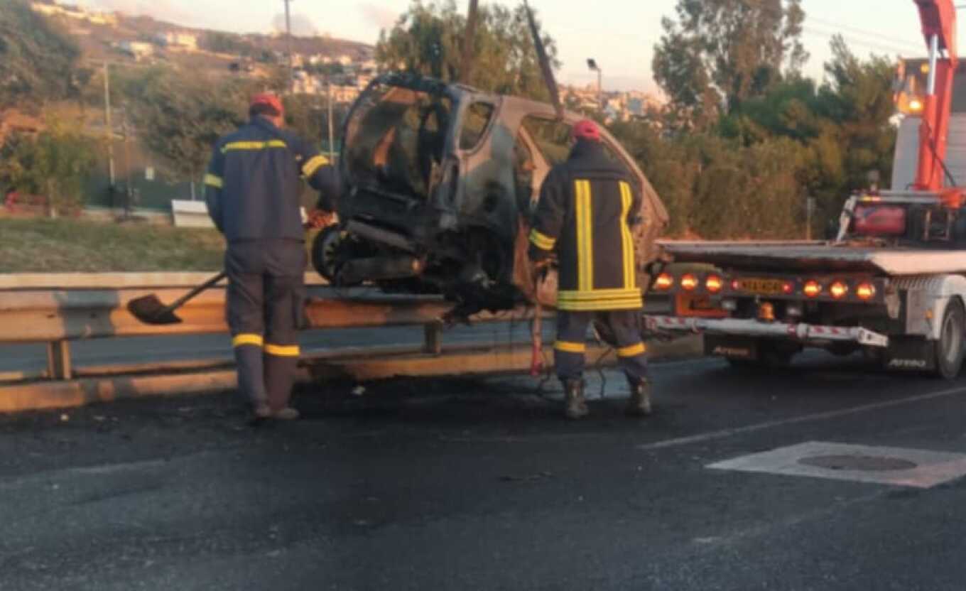 Ραφήνα: Σοβαρό τροχαίο στην Λεωφόρο Μαραθώνος – Αυτοκίνητο προσέκρουσε σε κολώνα και τυλίχθηκε στις φλόγες
