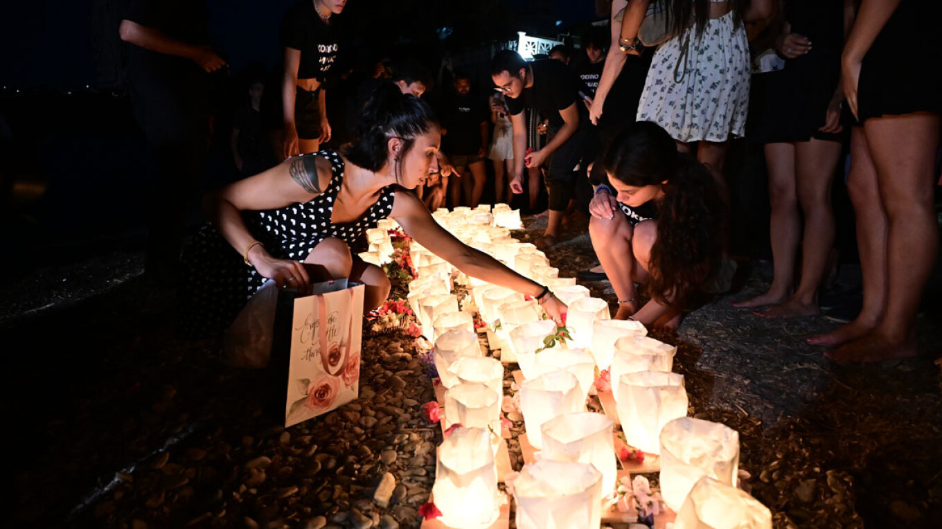 Συγκίνηση στο μνημόσυνο για τους 104 νεκρούς στο Μάτι - Συγγενείς τίμησαν τη μνήμη των θυμάτων με κόκκινα μπαλόνια και φαναράκια