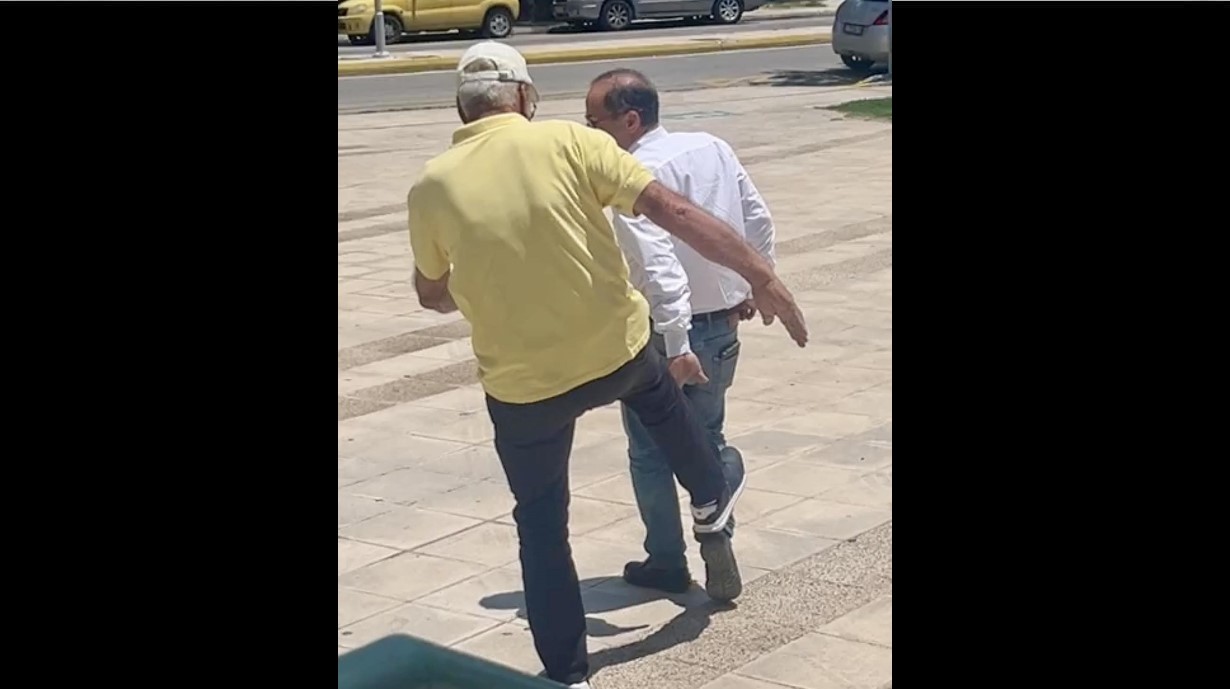 Περιστατικό με κλωτσιές έξω από το Δημαρχείο Ραφήνας – Ο π. Δήμαρχος Α.Κεχαγιόγλου επιτέθηκε στον π.Δήμαρχο Β.Μπουρνού