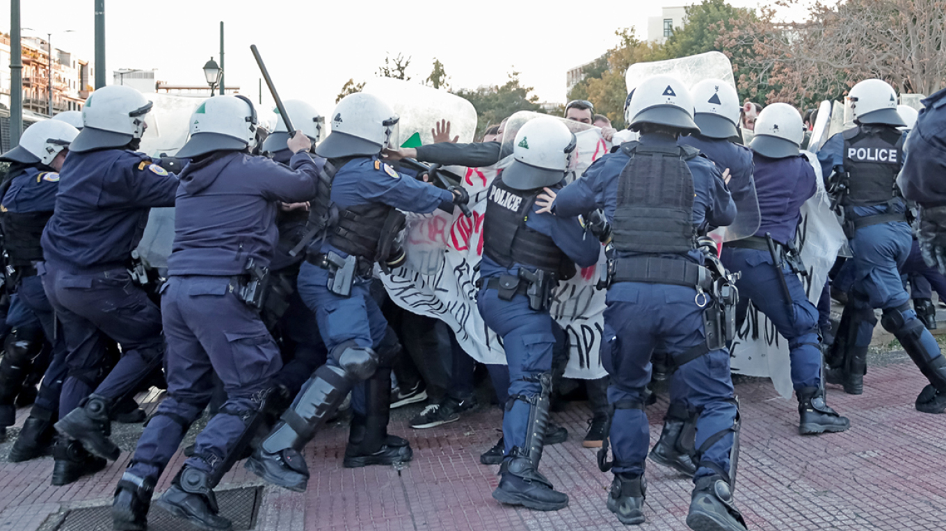 Χημικά έπεσαν στη συγκέντρωση διαμαρτυρίας εκπαιδευτικών έξω από το Μέγαρο Μουσικής