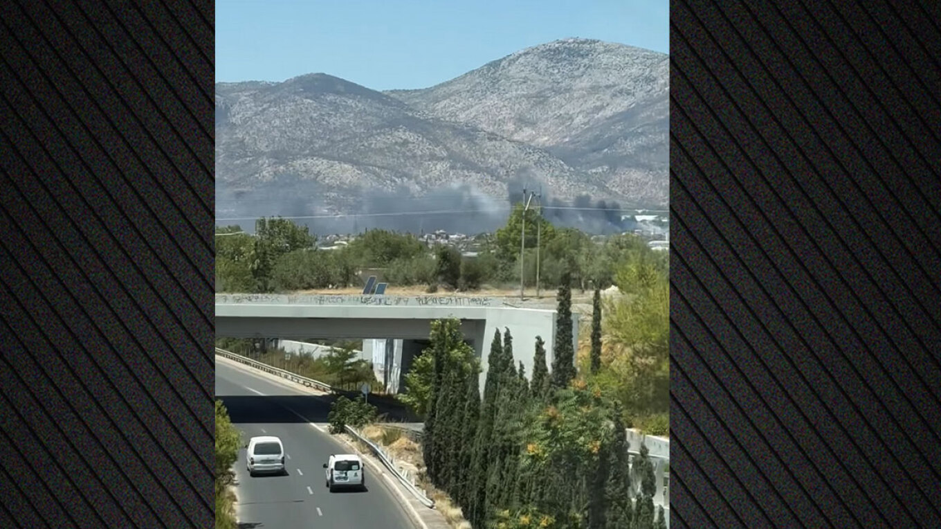 Υπό μερικό έλεγχο η φωτιά στο Μενίδι, παραμένουν δυνάμεις στην περιοχή