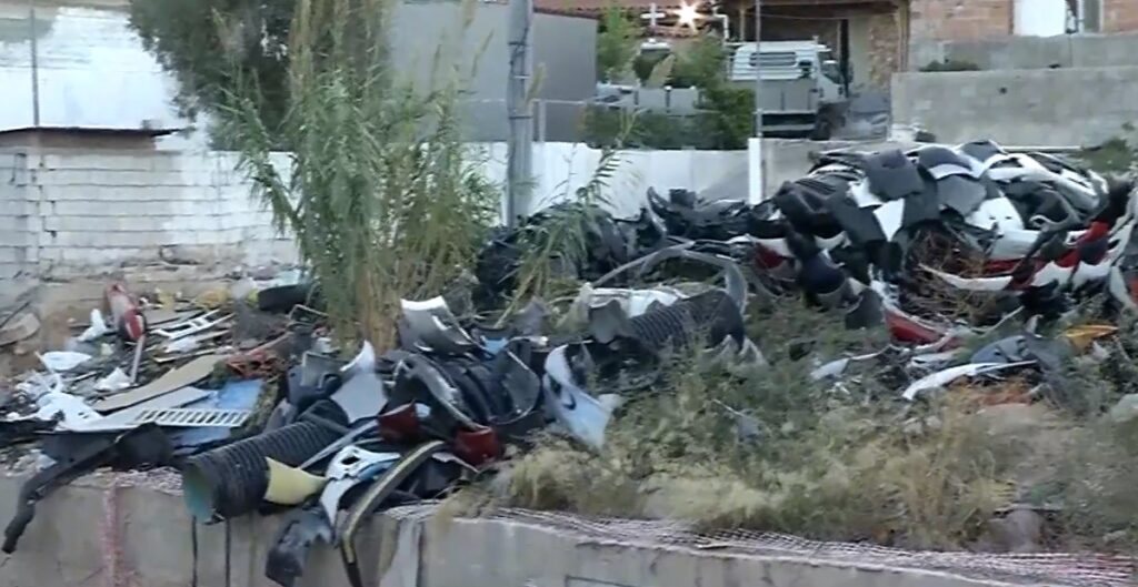 Αχαρνές: Σκουπίδια και μπάζα αποτελούν ωρολογιακή βόμβα στο ρέμα της Εσχατιάς (ΒΙΝΤΕΟ)