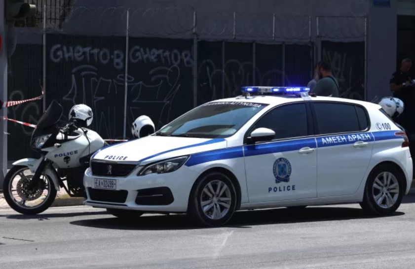 Κινηματογραφική καταδίωξη στo Mενίδι: Εμβόλισε περιπολικά, προσέκρουσε σε κολώνα της ΔΕΗ και κατέληξε σε αυλή οικίας