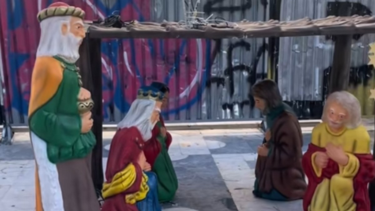 Μενίδι: Πήραν το μωρό από τη φάτνη – Έκπληκτοι οι περαστικοί 