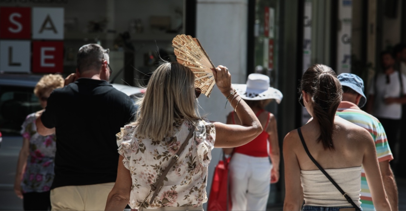 Καιρός: Οι πιο δύσκολες 72 ώρες του καύσωνα - Έκτακτα μέτρα σε δημόσιο και ιδιωτικό τομέα