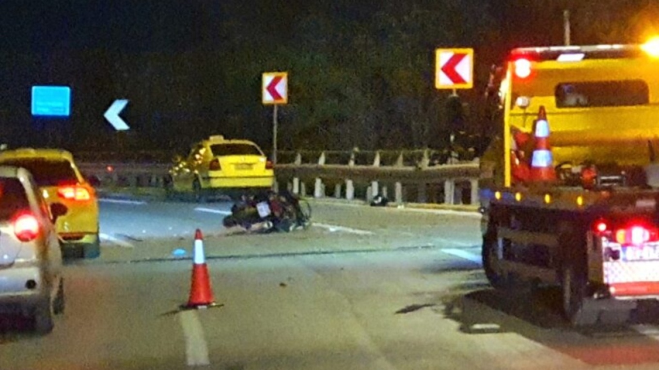 Θανατηφόρο τροχαίο στην Καλλιθέα – Μηχανή συγκρούστηκε με ταξί, νεκρός ο δικυκλιστής