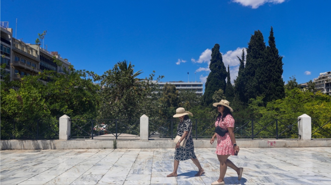 Καιρός: Ισχυροί άνεμοι και λίγη σκόνη σήμερα, νέα αστάθεια με βροχές την Τετάρτη - Έρχονται 35άρια