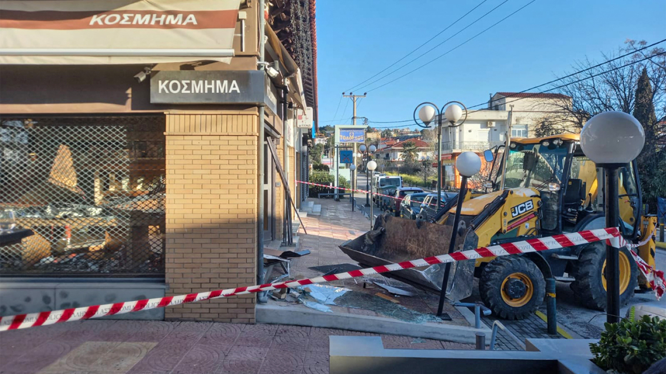 Διαρρήκτες μπούκαραν με μπουλντόζα σε κοσμηματοπωλείο στο Καπανδρίτι