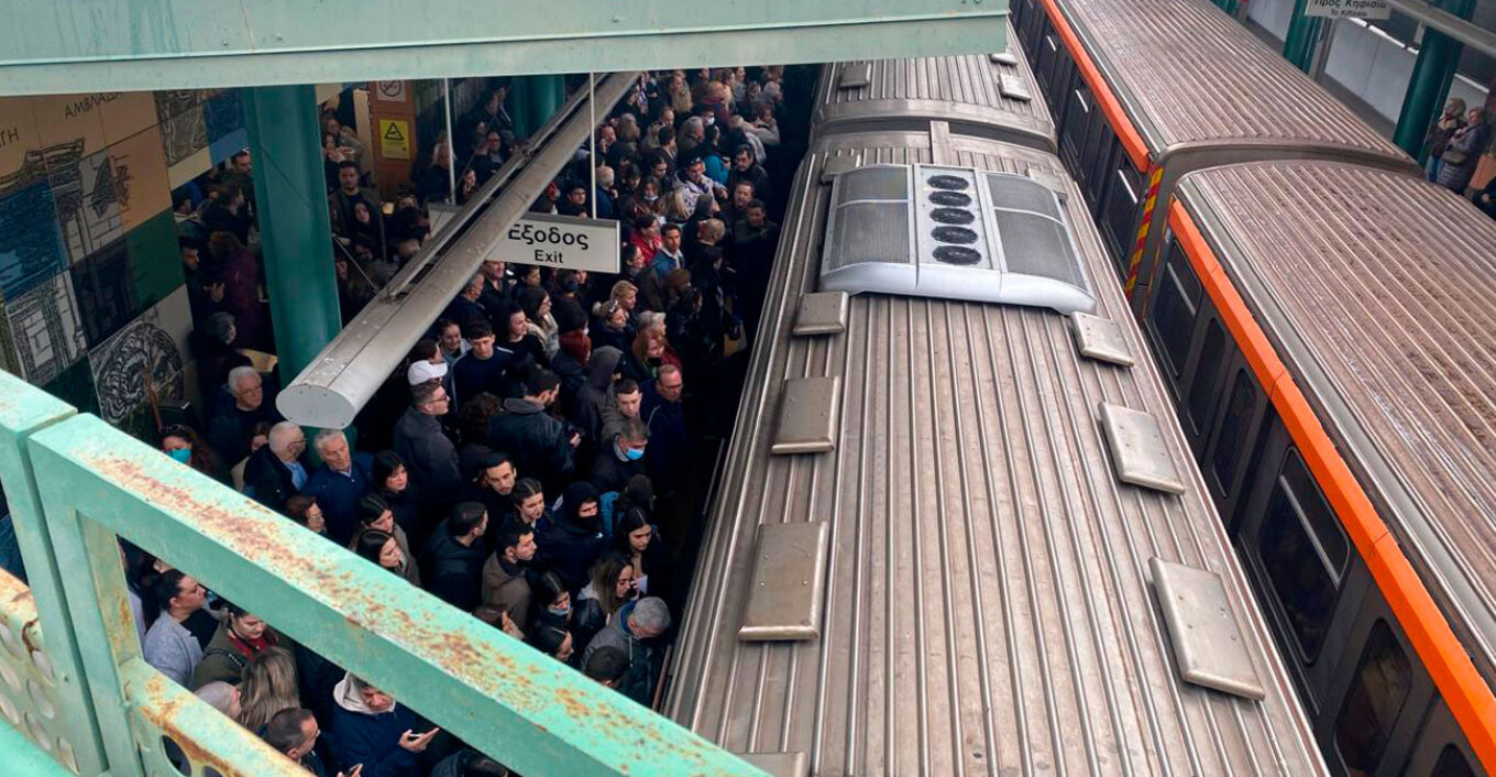 Μεγάλος συνωστισμός σε Μετρό και Ηλεκτρικό από τον κόσμο που κατεβαίνει στο συλλαλητήριο στο Σύνταγμα - Δείτε εικόνες από τις αποβάθρες