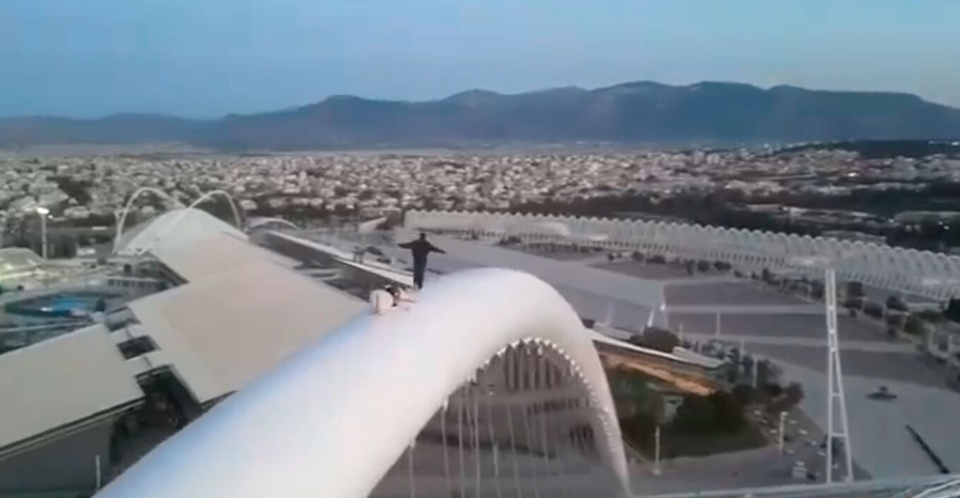 Ομάδα νεαρών ανέβηκε στο στέγαστρο του Καλατράβα και κοιμήθηκε ένα βράδυ μέσα στο ΟΑΚΑ - Δείτε βίντεο