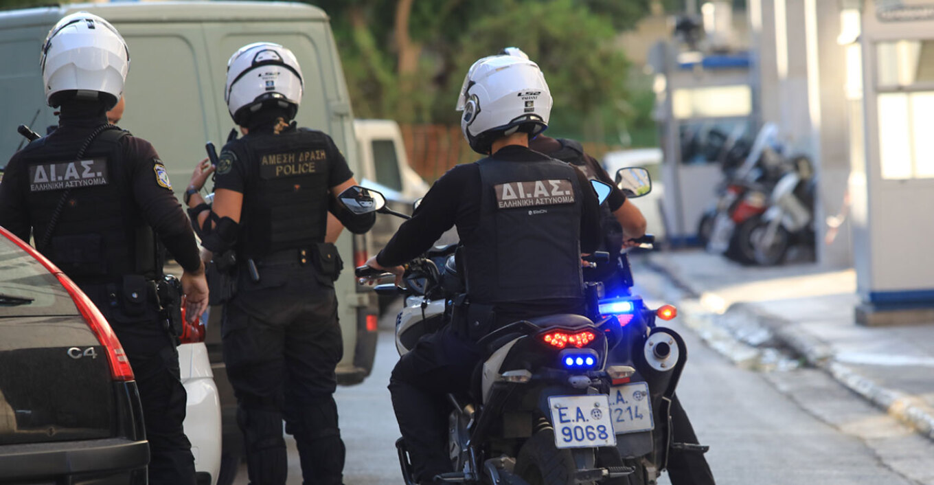 Συνελήφθη ο άνδρας που είχε ταμπουρωθεί σε διαμέρισμα στον Χολαργό - Πέταξε μολότοφ από το μπαλκόνι του και απειλούσε αστυνομικούς