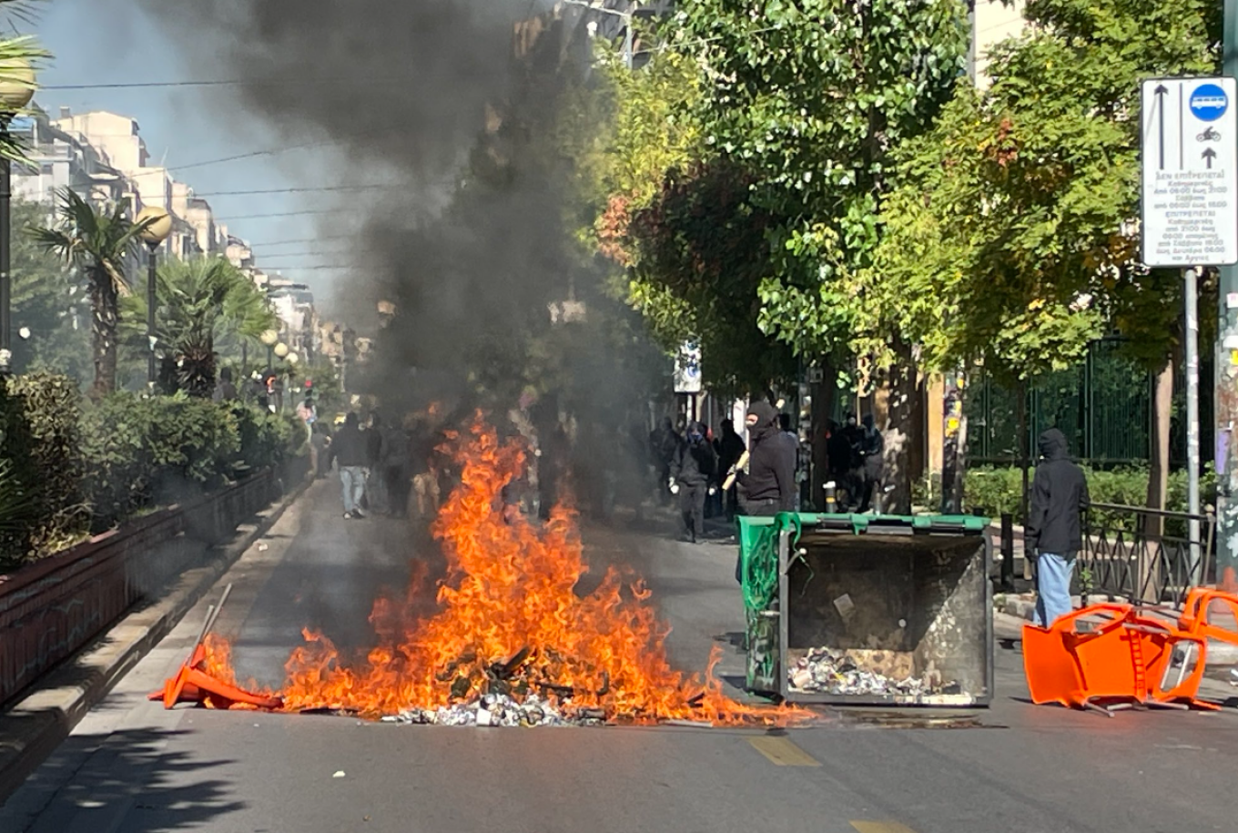 Κλειστή η Πατησίων στο ύψος του Οικονομικού Πανεπιστημίου Αθηνών - Κουκουλοφόροι άναψαν φωτιά σε κάδους