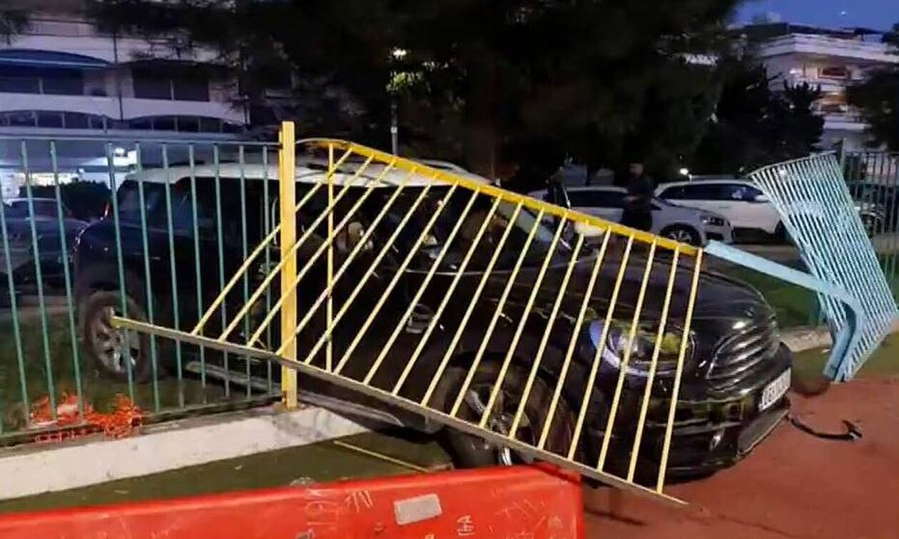 Παραλίγο τραγωδία σε παιδική χαρά στη Βουλιαγμένη: Αυτοκίνητο καρφώθηκε στα κάγκελα