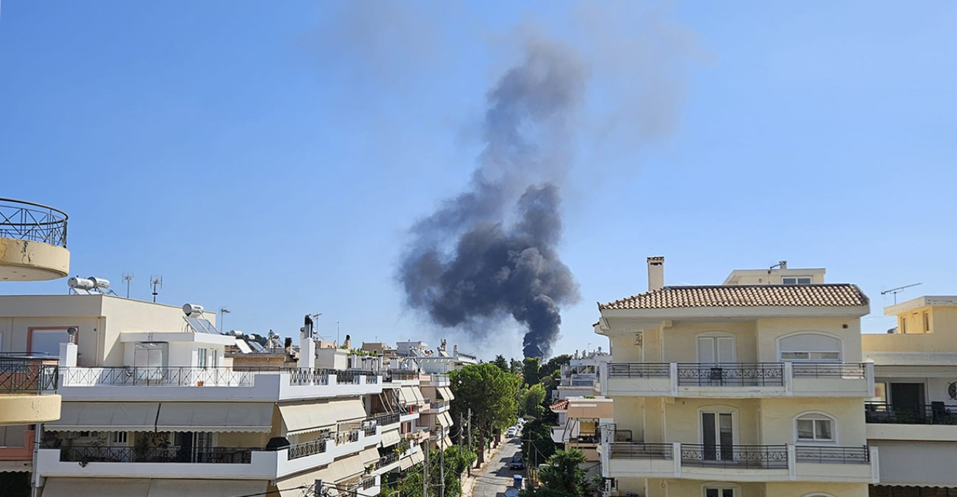 Φωτιά στην οροφή του μουσικού σχολείου της Παλλήνης, πυκνοί μαύροι καπνοί στο σημείο - Δείτε βίντεο