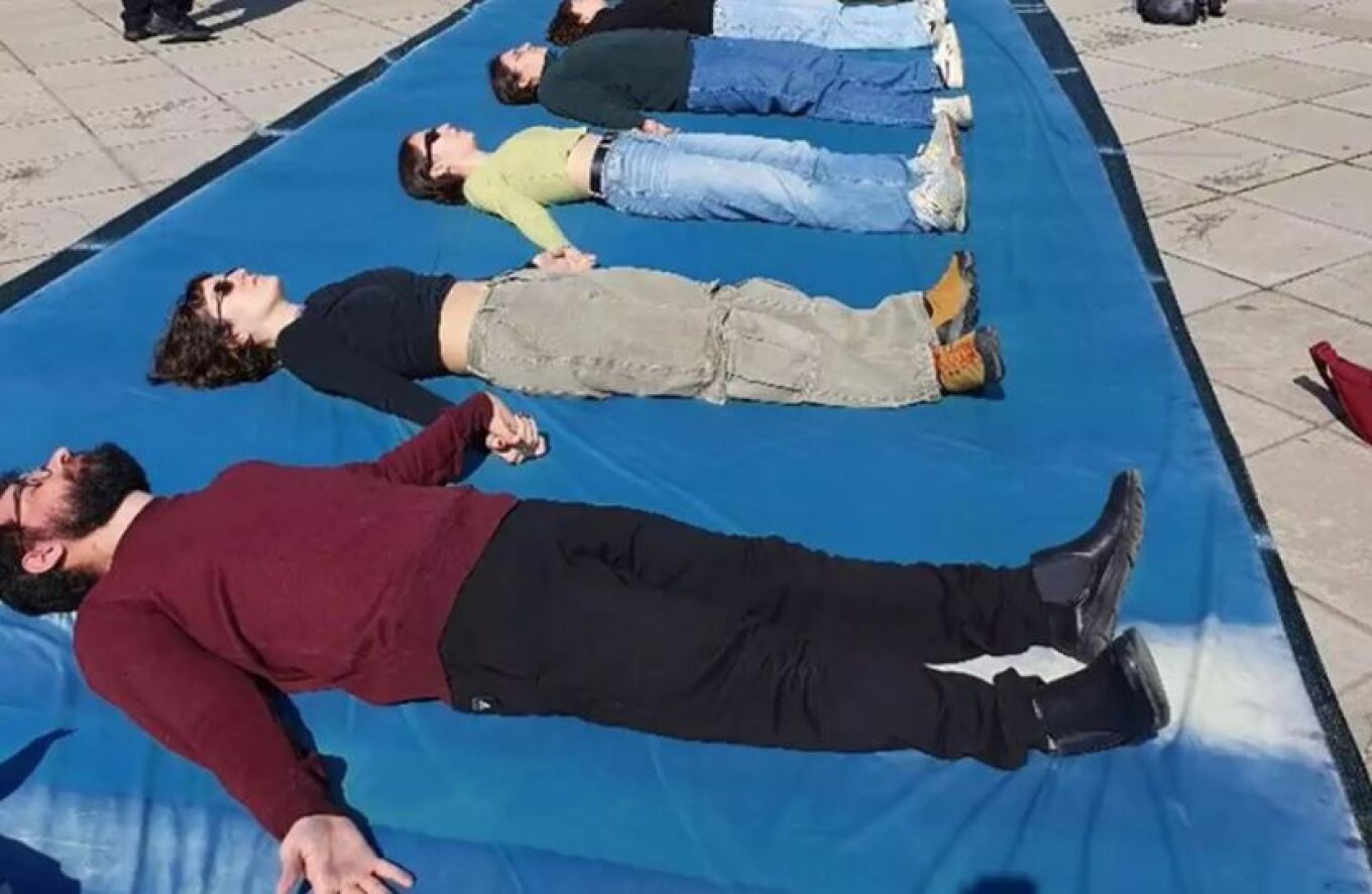 Αποτύπωση των 57 θυμάτων των Τεμπών σε πανό 102 μέτρων με την τεχνική της κυανοτυπίας