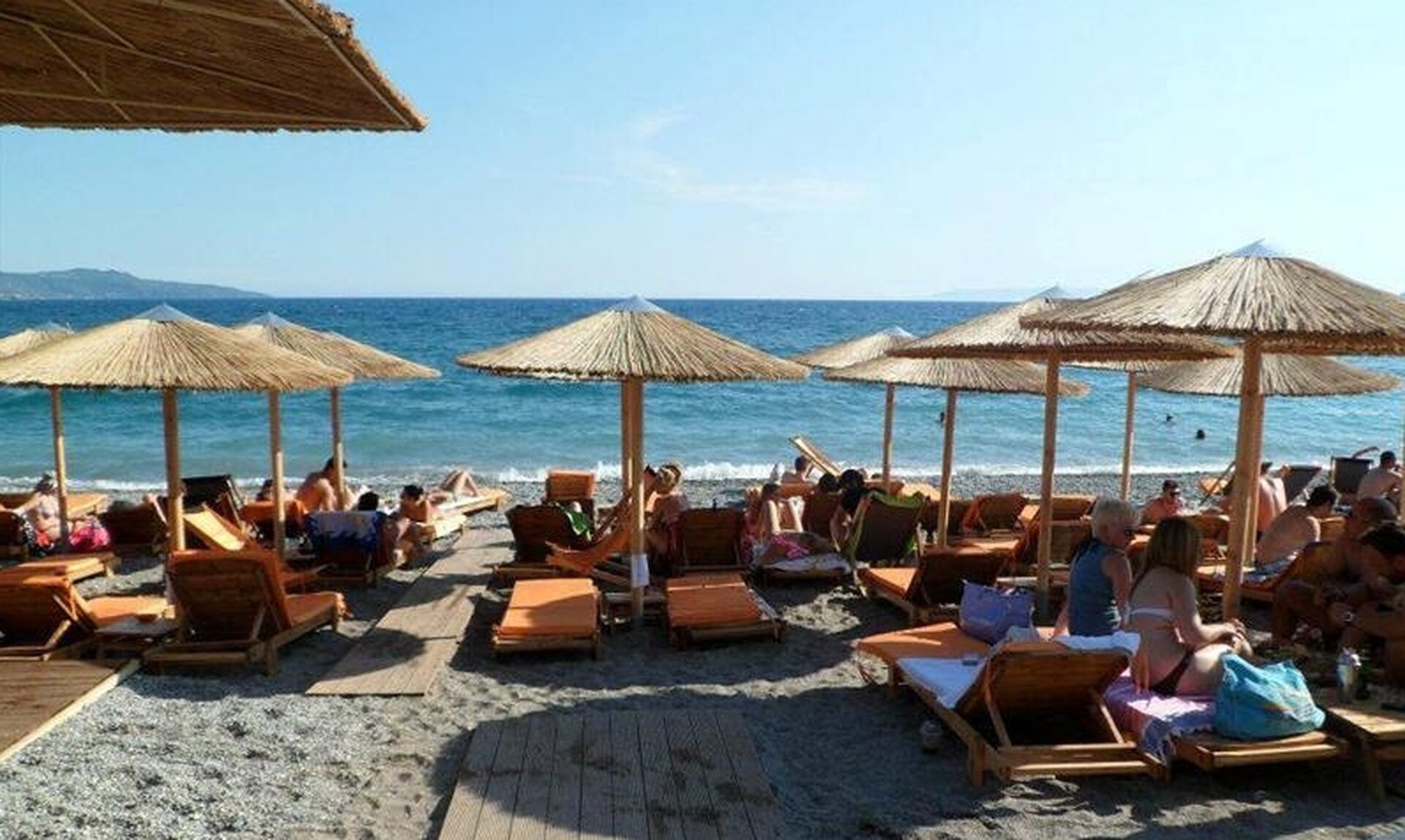 Παραλίες: Έως 60.000 ευρώ τα πρόστιμα – Τι ισχύει για ομπρέλες και ξαπλώστρες