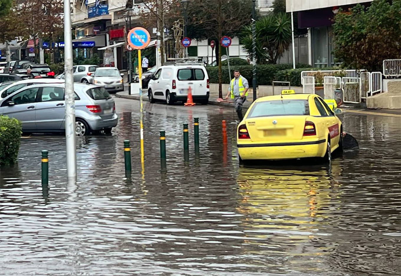 Στο «κόκκινο» ο Κηφισός - Διακόπηκε για ώρες η κυκλοφορία στην παραλιακή
