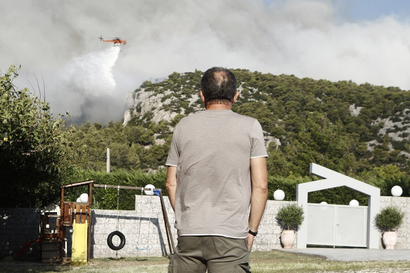 Εκκενώθηκαν γηροκομεία στο Μενίδι - Ένας υπερήλικας στο νοσοκομείο, μεταφέρθηκαν πάνω από 150 άτομα