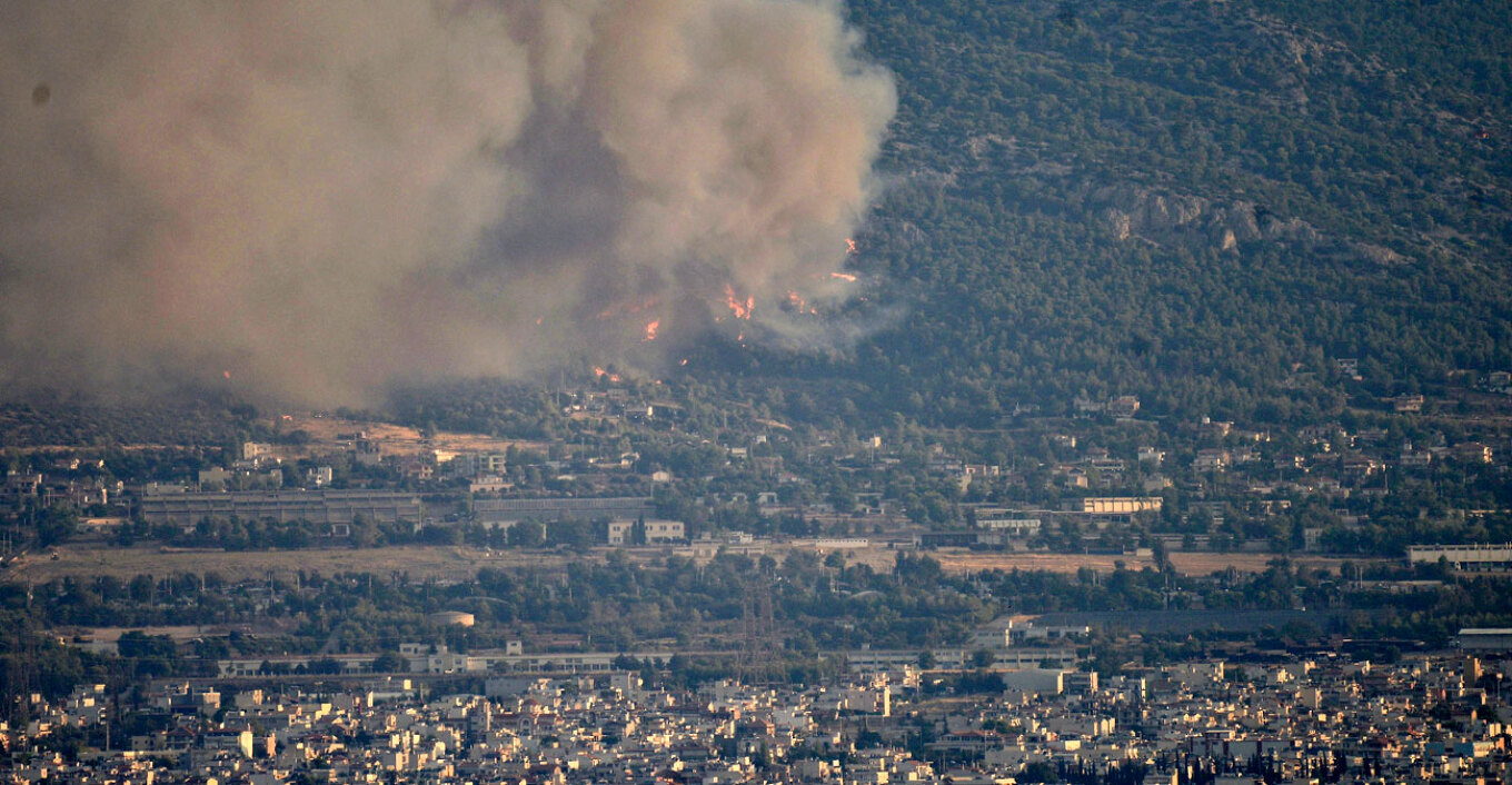 Νέα αναζωπύρωση στην Πάρνηθα - Εκκενώνεται ο οικισμός της Αγίας Παρασκευής στο Μενίδι