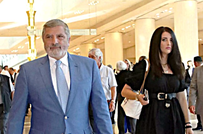 Ο έρωτας του Πατούλη με την 30 χρόνια μικρότερη γραμματέα του, Νάνσυ Κοίλου και τα δίδυμα που έρχονται 