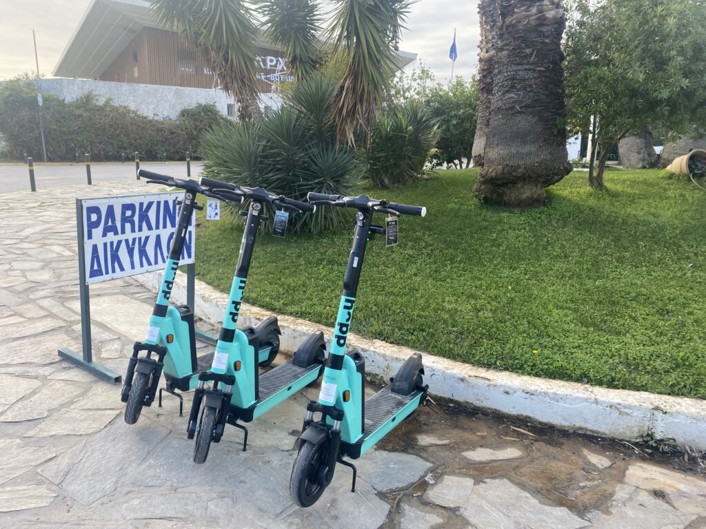 Λάθος να κινούνται σε δρόμους με ΙΧ – Τι προβλέπει η νομοθεσία για την κυκλοφορία τους