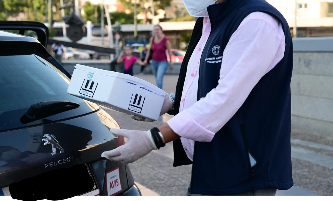 Ο «ύποπτος φάκελος» στον δήμαρχο Περιστερίου περιείχε… ζάχαρη άχνη – Η πλάκα φίλου στον Ανδρέα Παχατουρίδη