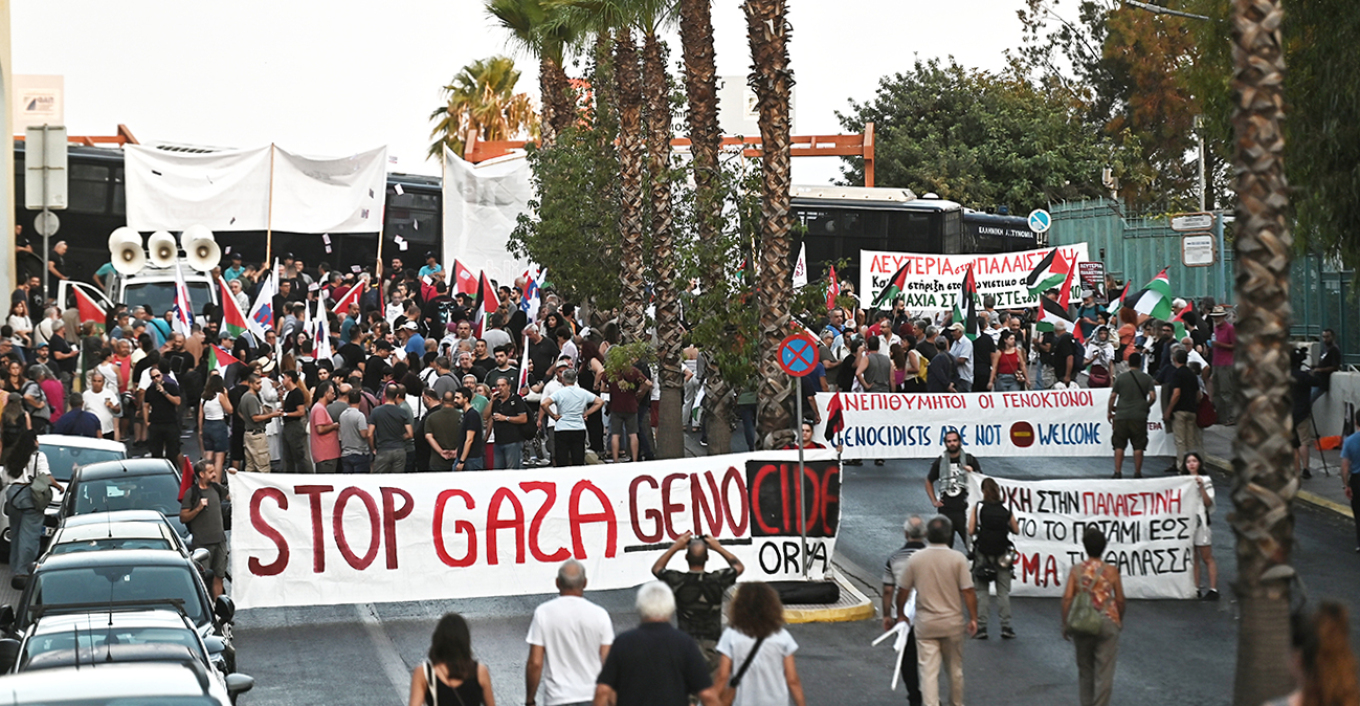 Συγκέντρωση του ΠΑΜΕ στο λιμάνι του Πειραιά για κρουαζιερόπλοιο από το Ισραήλ - Πέταξαν γιαούρτι στο κεντρικό λιμεναρχείο