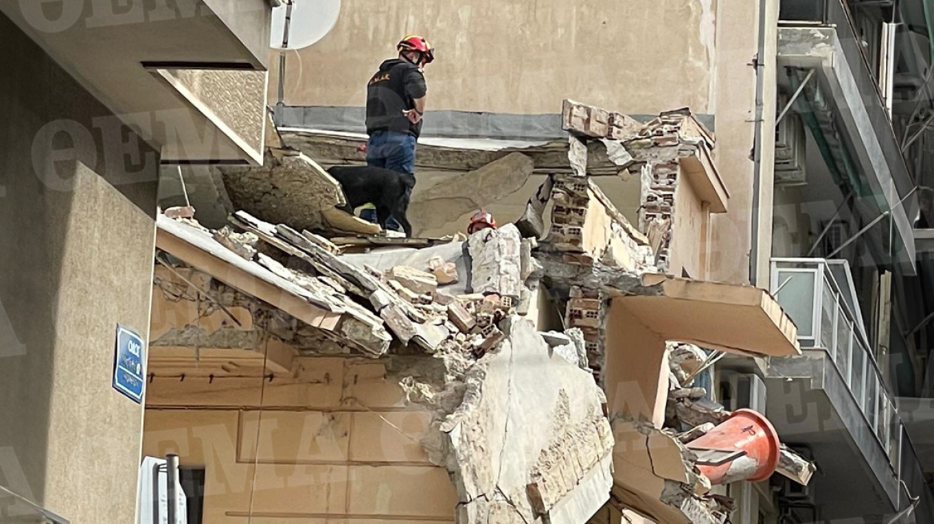 Τραγωδία στον Πειραιά: Ένας νεκρός από την κατάρρευση τμήματος κτηρίου στο Πασαλιμάνι