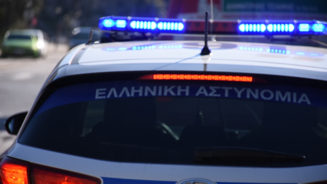 Άγριο επεισόδιο στα Γλυκά Νερά: Γνωστός σκηνοθέτης ξυλοφόρτωσε 70χρονο – Τον ενόχλησε το αυτοκίνητό του