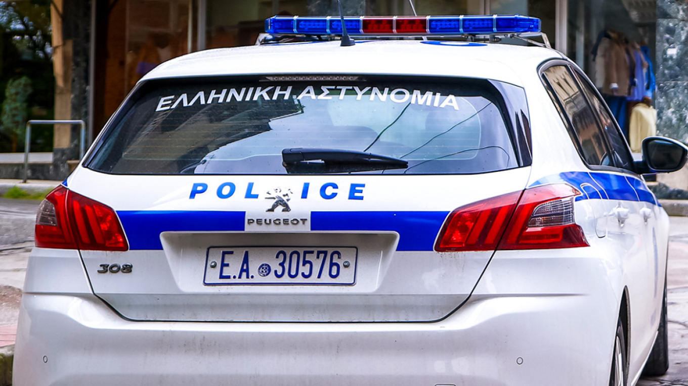 48χρονος γόνος επιχειρηματικής οικογένειας συνελήφθη για τον ξυλοδαρμό της εγκύου συντρόφου του στην Βουλιαγμένη