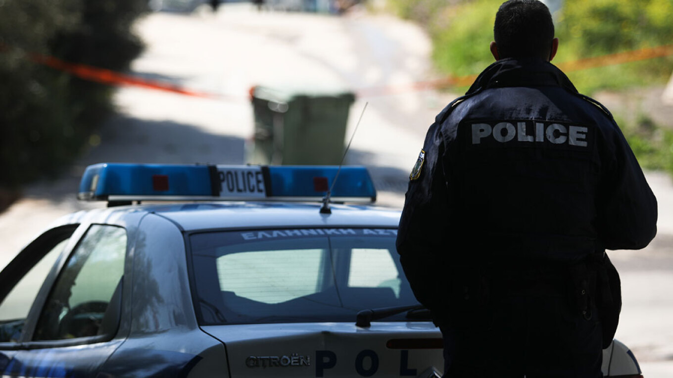 Μυστήριο με χειροβομβίδες, πιστόλι, γεμιστήρες και σφαίρες που βρέθηκαν σε σπίτι 83χρονου στον Άλιμο