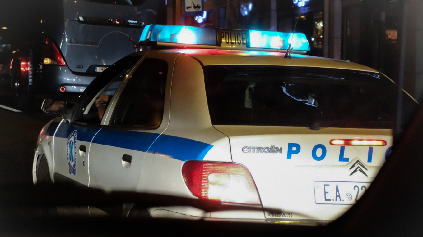 Συναγερμός στο Λαύριο - Άνδρας με καραμπίνα πυροβόλησε και τραυμάτισε ιδιοκτήτη καφενείου