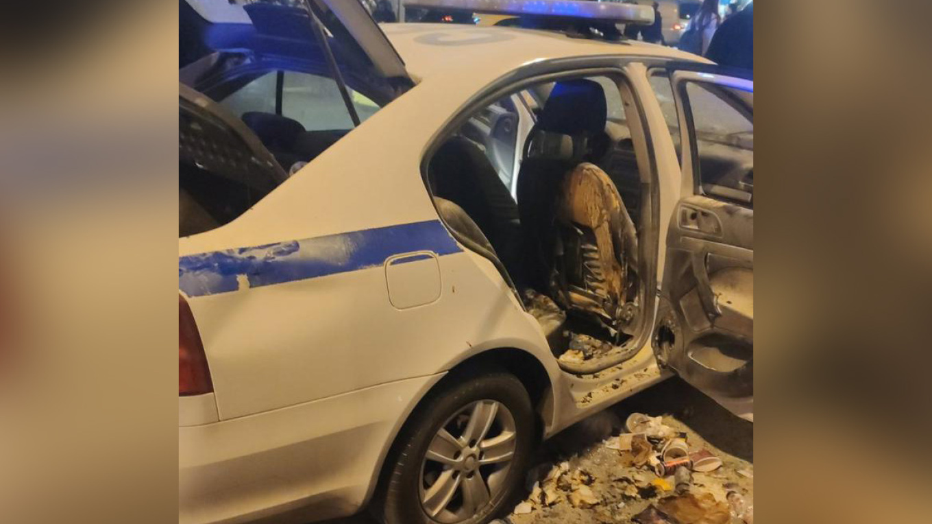 Άγνωστοι έκαψαν περιπολικό στο Μοναστηράκι - Τραυματίστηκαν δύο αστυνομικοί (βίντεο + φωτό)