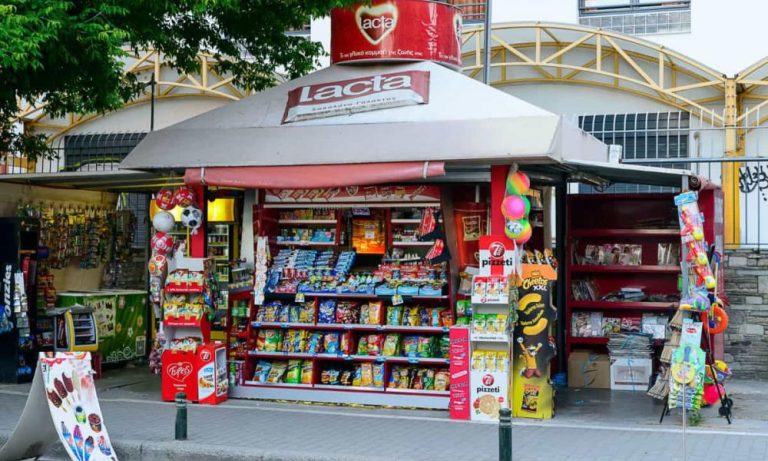 Ελευσίνα: Χτύπησαν ιδιοκτήτρια περιπτέρου και έκλεψαν καπνικά είδη