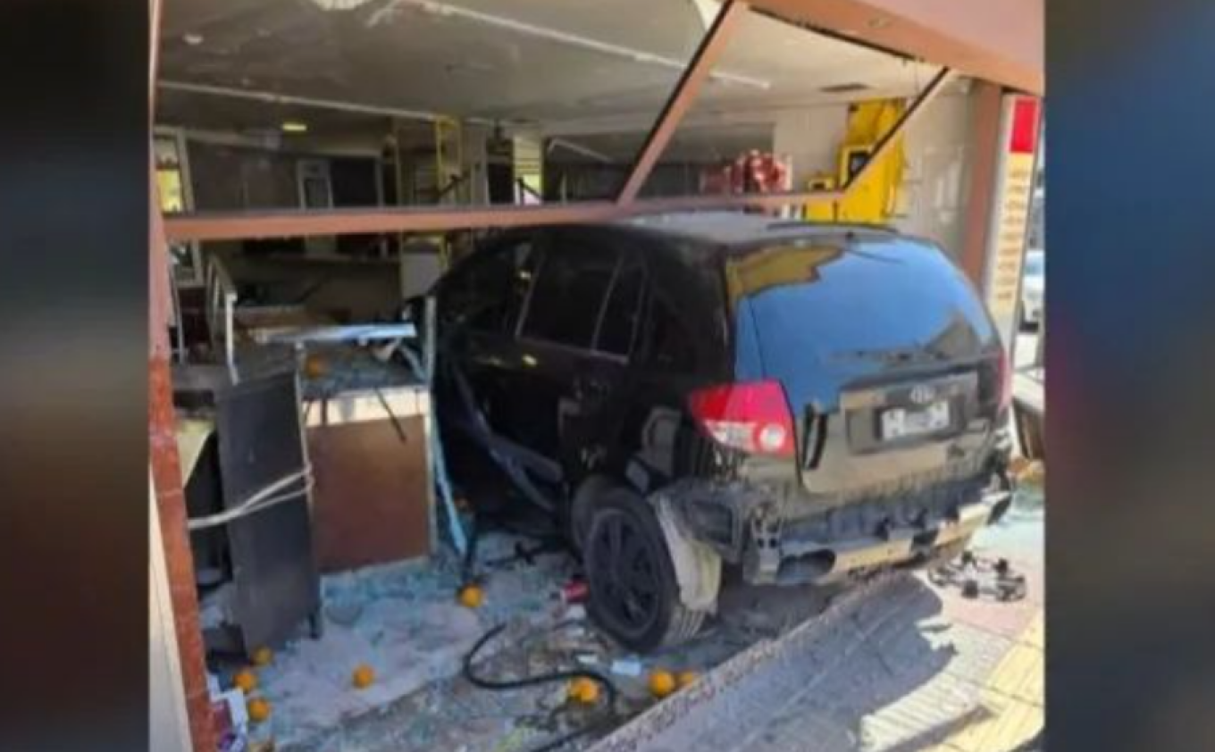 Αυτοκίνητο έπεσε σε τζαμαρία καταστήματος στο Περιστέρι - «Θα μας σκότωνε όλους»