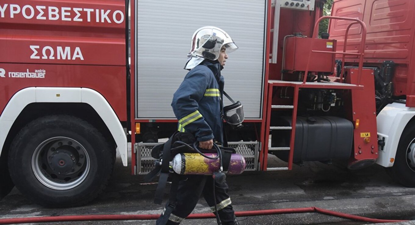 Φωτιά τώρα σε διαμέρισμα στην πλατεία Βάθη