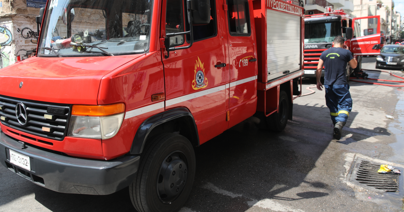 Φωτιά σε κατάστημα επί της Αχαρνών - Στο σημείο η Πυροσβεστική