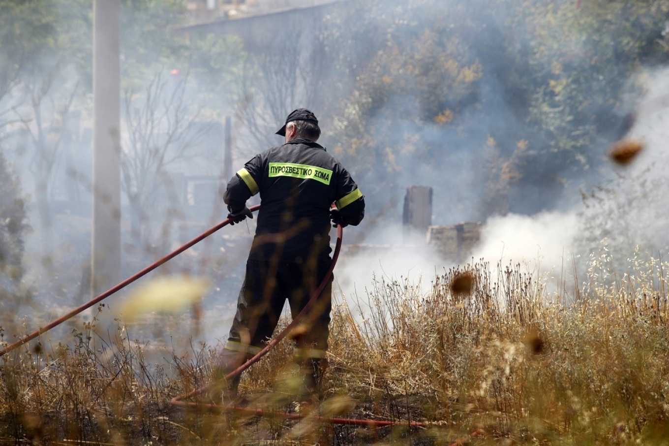 Φωτιά στον Ασπρόπυργο, σηκώθηκαν και εναέρια - Πού έχει διακοπεί η κυκλοφορία