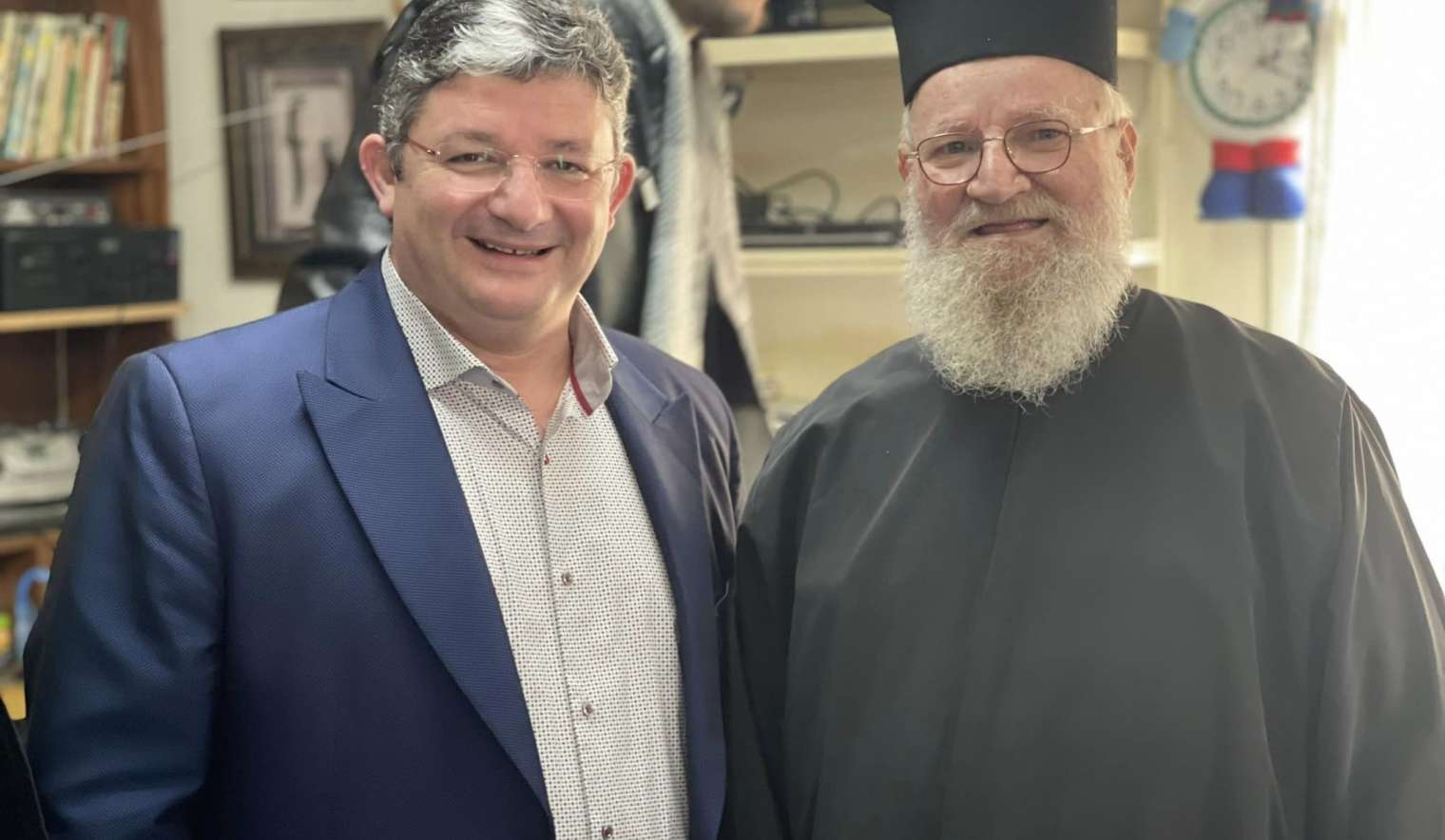 Στην κοπή της πίτας των Συλλόγων Μονοματίου, "Ο Κόκκινος Μύλος". "Αριστοφάνης", Χαραυγής, γυναικών του Ολυμπιακού Χωριού, ο Δήμαρχος Σπύρος Βρεττός