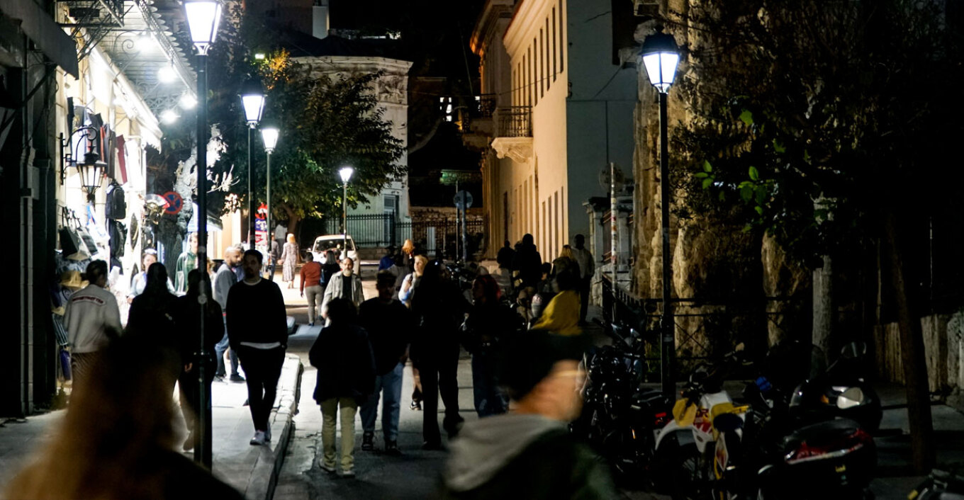 Στιγμές τρόμου για ανήλικο μέσα στην Πλάκα - Τέσσερα άτομα τον μαχαίρωσαν για να τον ληστέψουν