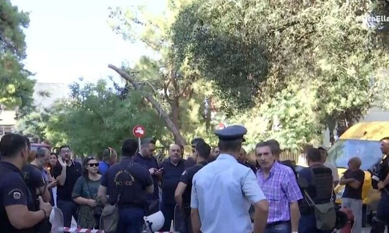  Γυναίκα απειλεί να πέσει στο κενό - Το σπίτι της βγαίνει σε πλειστηριασμό